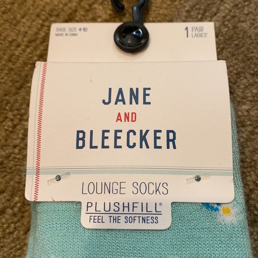 ~Jane and Bleecker~ “Baby Chick in Field of Daisies” Lounge Socks - Picture 2 of 4